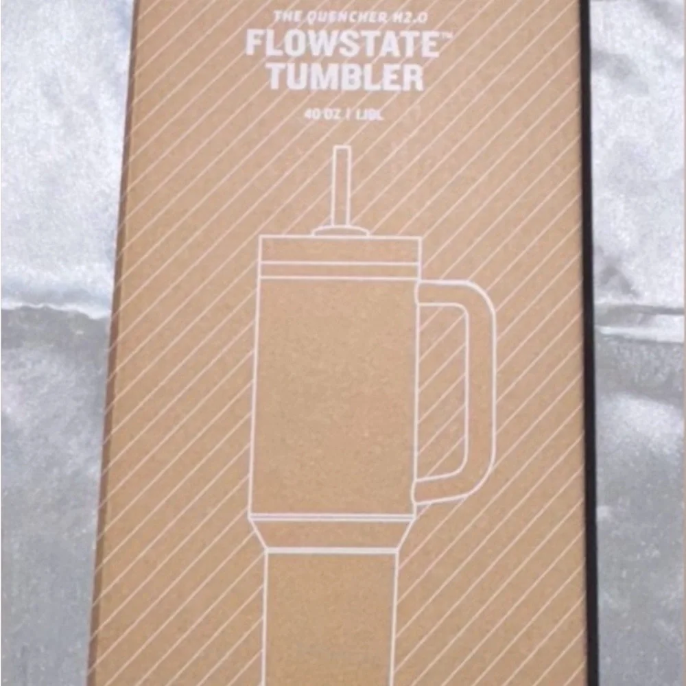 Stanley Quencher H2.0 Tumbler with Green Hello Kitty Design - Picture 15 of 16